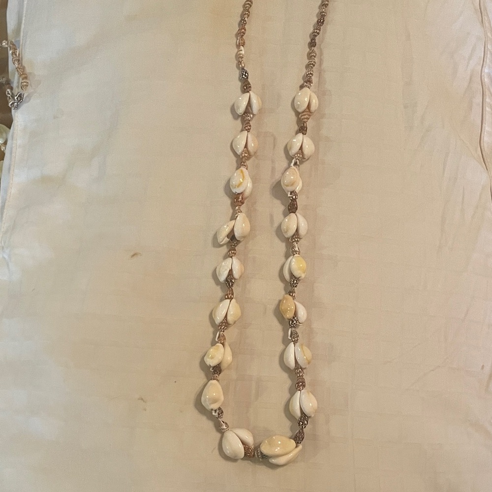 Vintage Hawaiian Cowrie Shell Necklace 16” drop